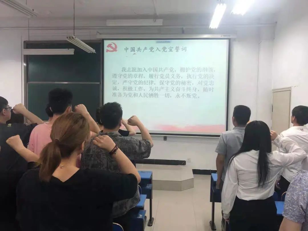 会议室里的人们描述已自动生成